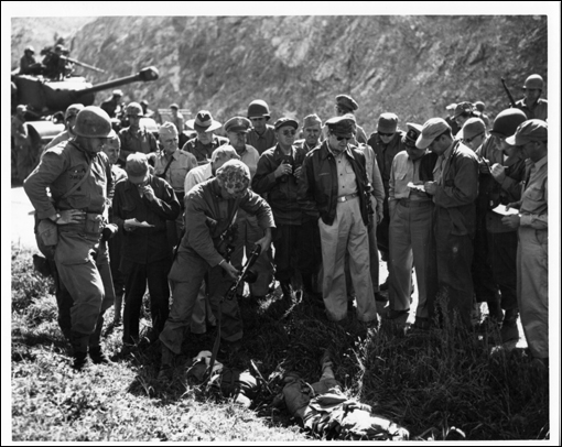 인천상륙작전 후 전선을 시찰하는 맥아더 장군(1950. 9. 17).